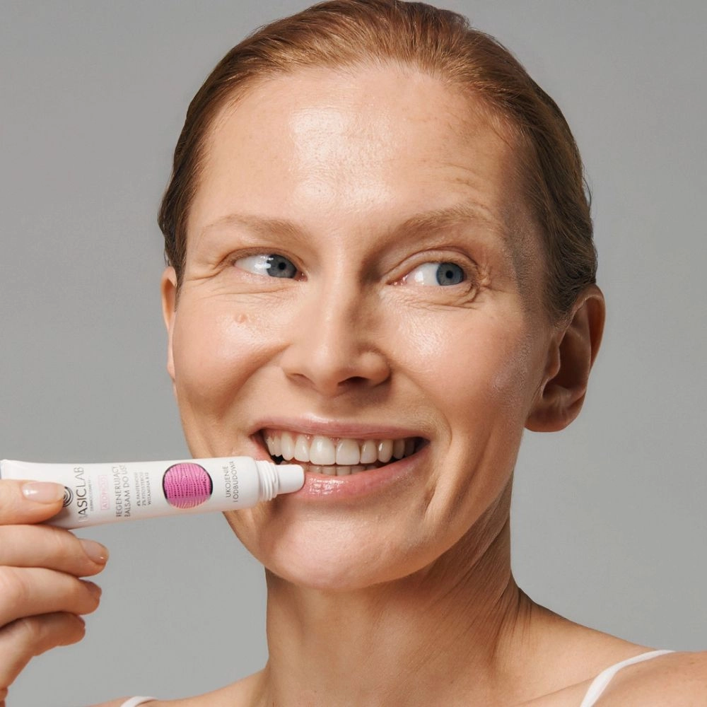 Balsam regenerujący do ust z pantenolem, witaminą B12 i fitosterolami Ukojenie i Odbudowa | BasicLab