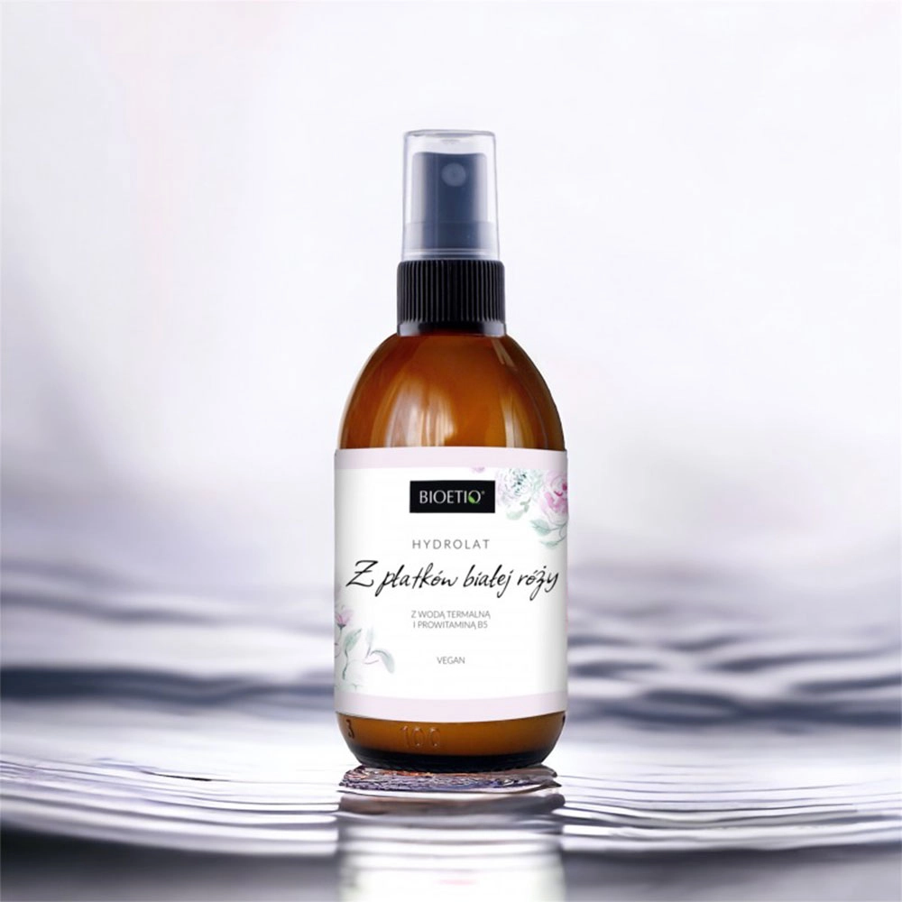 Hydrolat z płatków białej róży z wodą termalną i prowitaminą B5 | Bioetiq