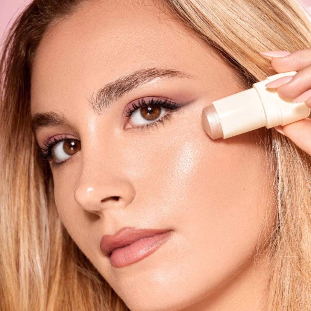 Rozświetlacz kremowy w sztyfcie TWIST&GO | puroBIO