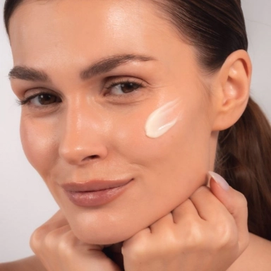 Krem senolityczny na dzień rozświetlająco - liftingujący z oligopeptydami, kwiatem lotosu i kurkumą MORNING MIRACLE | Veoli Botanica