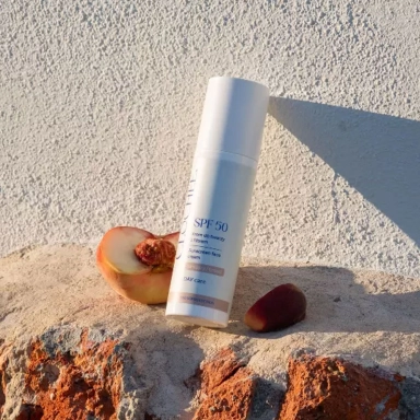 Krem tonujący z filtrem SPF50 | Clochee