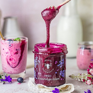 Miód z czarnym bzem | Pasieki Rodziny Sadowskich Miód z czarnym bzem | Pasieki Rodziny Sadowskich