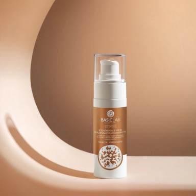 Serum rozjaśniające na przebarwienia pigmentacyjne z kwasem kojowym i peptydem rozjaśniającym Redukcja i Wyrównanie | BasicLab Serum rozjaśniające na przebarwienia pigmentacyjne z kwasem kojowym i peptydem rozjaśniającym Redukcja i Wyrównanie | BasicLab
